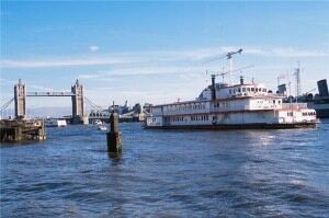 Golf apparel has been worn on the banks of the River Thames.