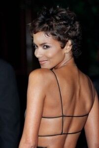 Beige golf trousers gave Halle Berry some understated style on the fairway recently