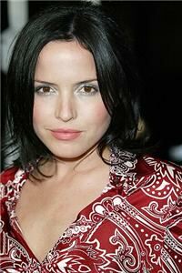 Pop star plans golf course wedding.