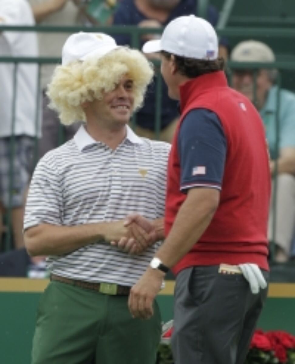 Golfers wear wigs on the green