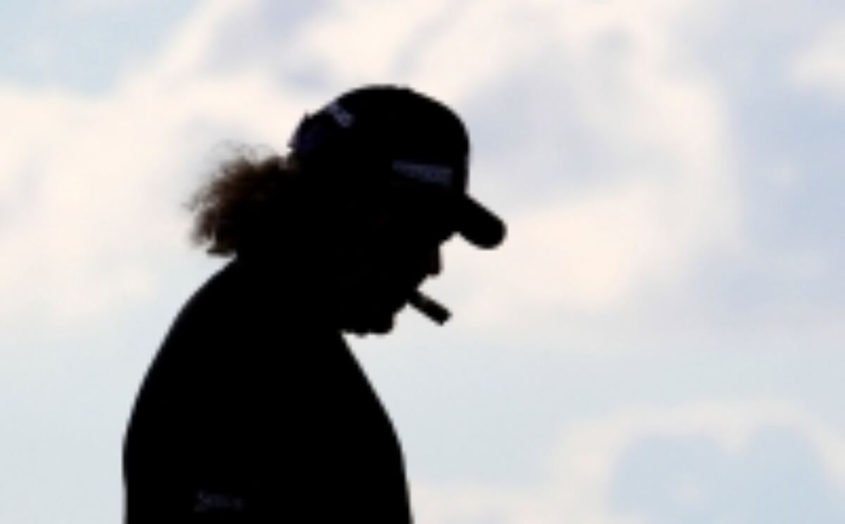 Miguel Jimenez breaks leg skiing