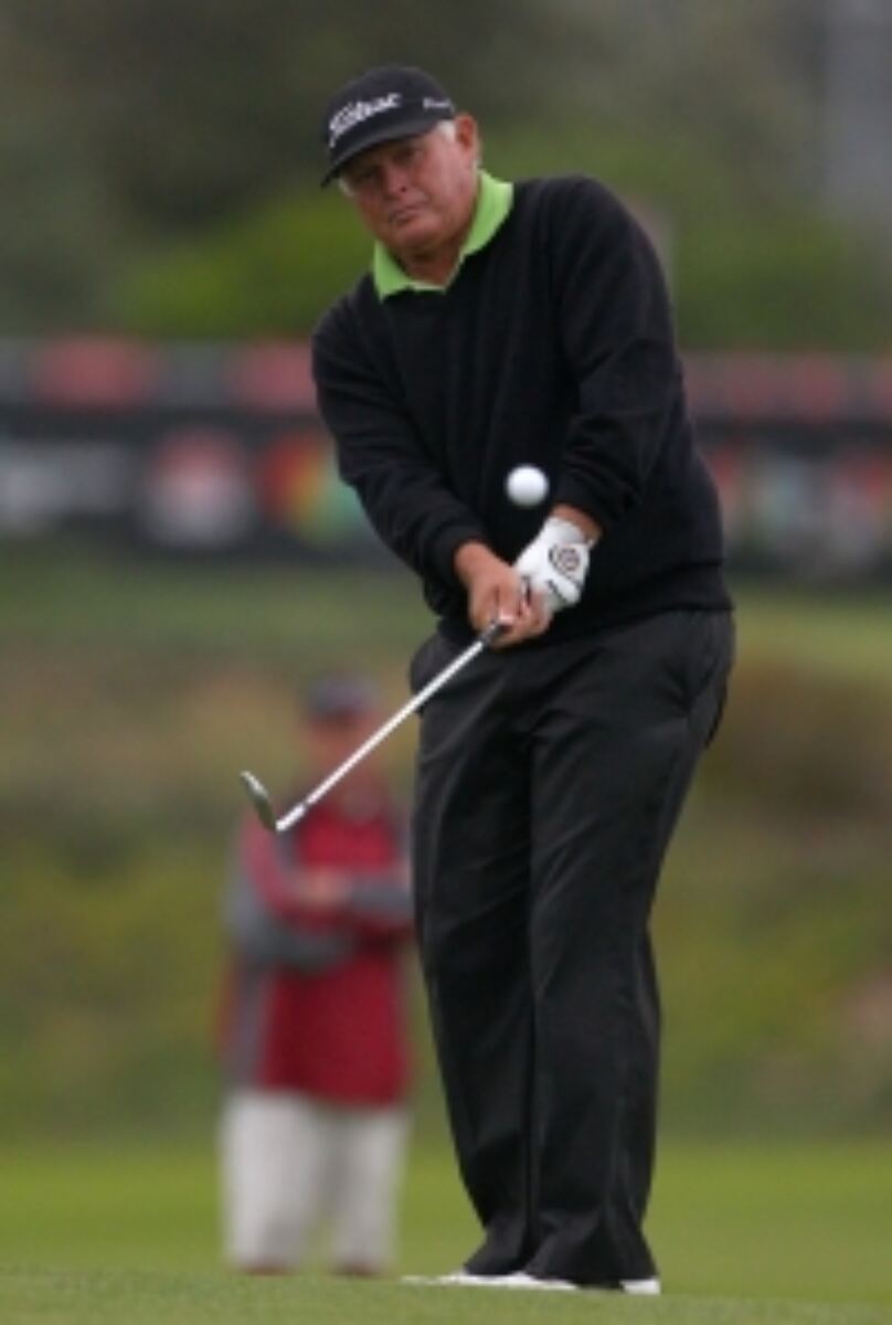 Senior battles wind on golf course