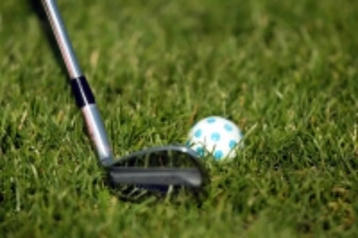 Three-year-old Tommy's a one-armed golf prodigy