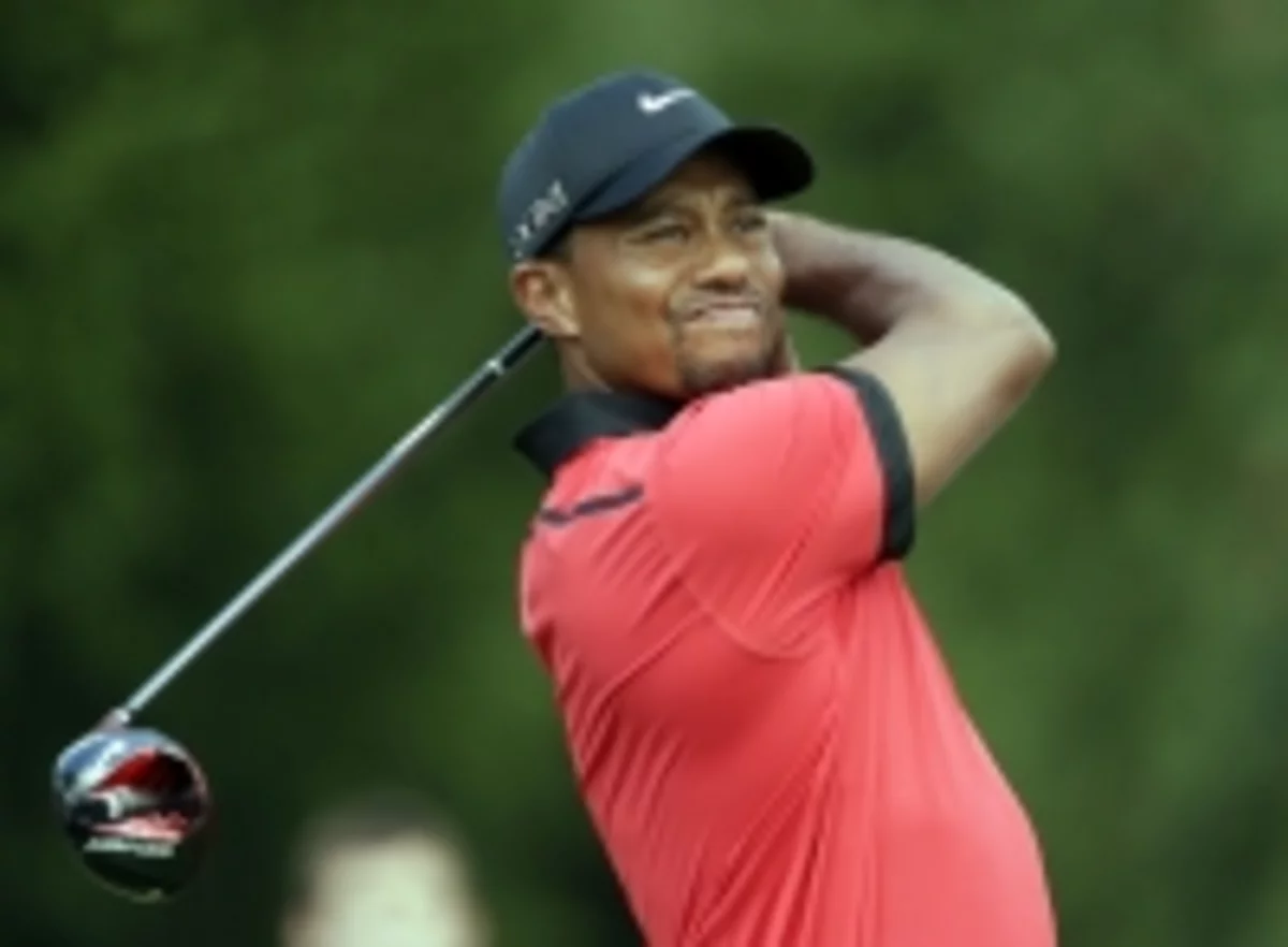 Woods wins in red golf shirt